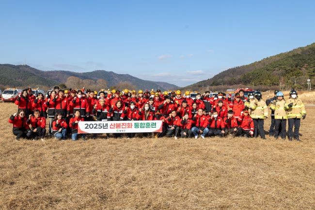 지난 12일 구지오토갬핑장 인근에서 2025년 산불진화통합훈련을 마친 후 참석자들이 기념촬영을 하고 있다. ⓒ 달성군