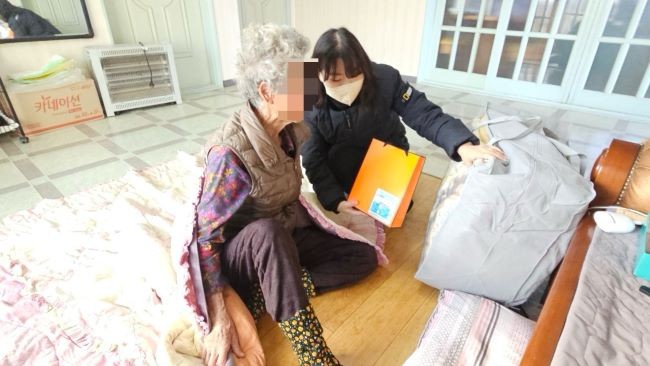 성주군 치매안심센터는 지난 9일부터 치매환자 중 취약가구를 대상으로 각 가정에 방문해 '한파대비 건강관리 물품'을 전달하고, 어르신들의 건강상태를 살폈다. ⓒ 성주군