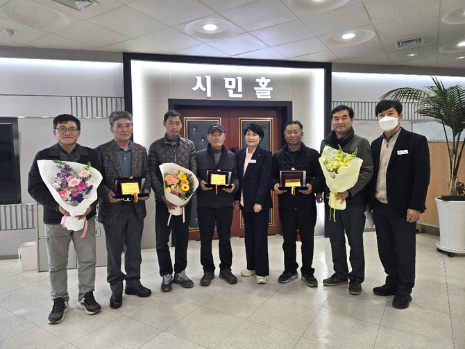 이유정 기후환경국장이 생활폐기물 수집·운반 대행업체 13개소를 대상으로 3개월간 종합평가를 실시하고, 상위 3개 우수 업체를 선정해 시상하고 기념촬영을 하고 있다. ⓒ 창원시