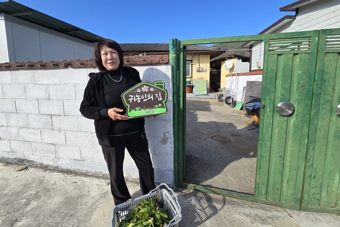 2년전 부산에서 의령으로 귀농한 김정엽씨가 귀농인의집 을 소개하고 있다. ⓒ 프라임경제