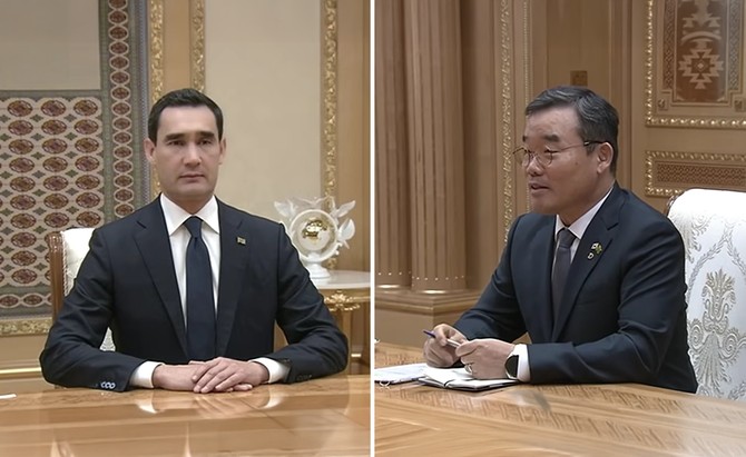 투르크메니스탄 대통령(사진 좌측)을 예방중인 대우건설 김보현 사장. Ⓒ 투르크 국영 유튜브채널 영상 캡처