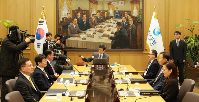 한국은행이 2022년 도입한 포워드 가이던스가 시장 변동성을 완화하는 데 효과적이라는 평가를 받으면서, 이를 확대하는 방안을 논의하고 있다. © 한국은행