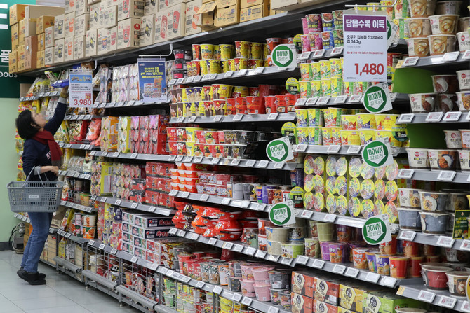 지난 10일 서울 시내 대형마트에 라면 판매대 모습. ⓒ 연합뉴스