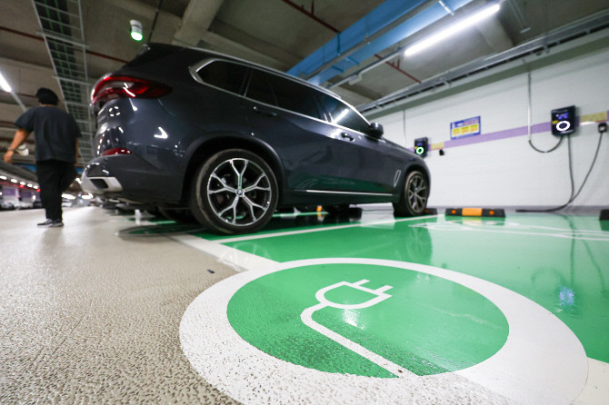 서울 시내 한 전기차 충전소에서 충전 중인 전기차들. ⓒ 연합뉴스