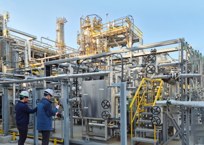 HD현대오일뱅크 직원들이 충남 대산공장에서 '안티에이징 프로젝트'에 참여해 설비 점검을 진행하고 있다. ⓒ HD현대오일뱅크