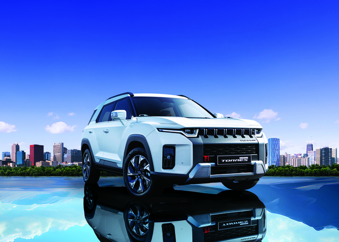 토레스 하이브리드는 전기차의 정숙성과 높은 연비효율을 동시에 제공한다. ⓒ KG 모빌리티