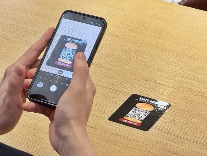 파주 프리미엄 아울렛 식음 매장에 부착된 '테이스티 오더' QR코드. ⓒ 신세계사이먼