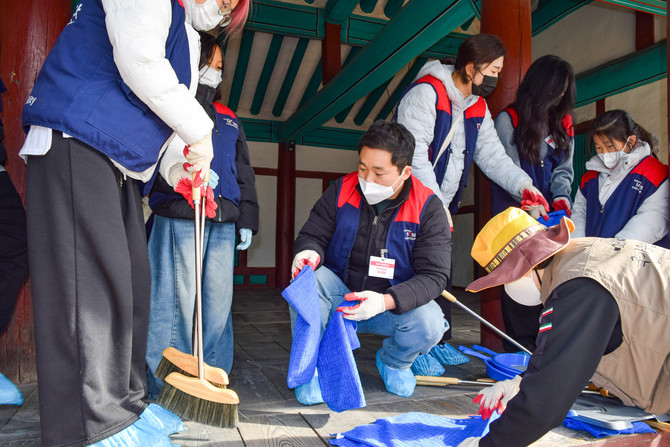 현대모비스 임직원과 가족들이 경남 창원에 위치한 진해현 관아에서 목조건축물 먼지제거 활동, 건물 내외 청소 등 문화재 보존활동을 진행하고 있다. ⓒ 현대모비스