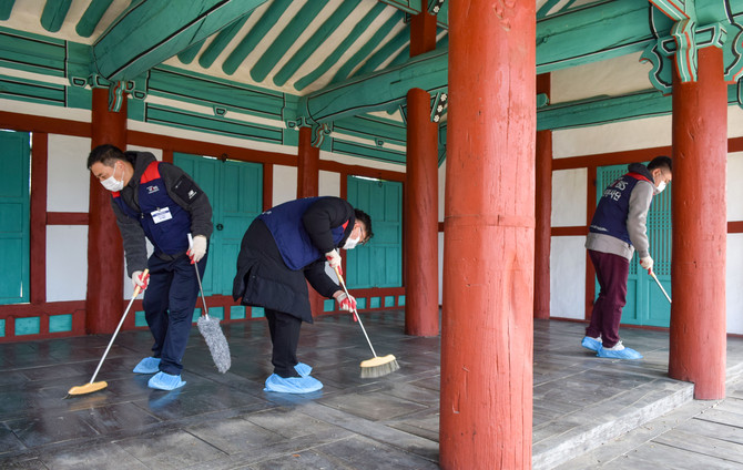 현대모비스 임직원과 가족들이 경남 창원에 위치한 진해현 관아에서 목조건축물 먼지제거 활동, 건물 내외 청소 등 문화재 보존활동을 진행하고 있다. ⓒ 현대모비스