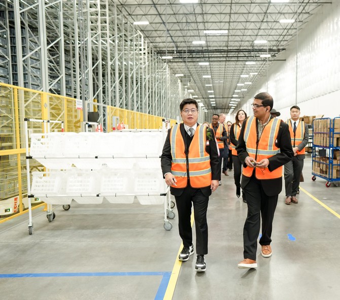 강병구 롯데글로벌로지스 대표이사 등 관계자들이 현장을 둘러보고 있다. ⓒ 롯데글로벌로지스