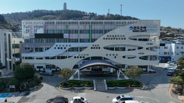 완도군청사 전경. ⓒ 완도군