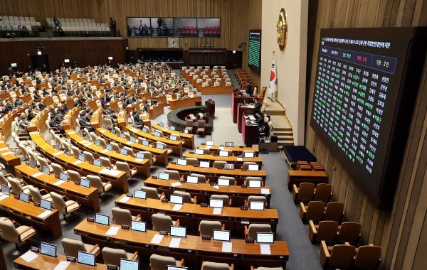 23일 국회에서 열린 12월 임시국회 본회의에서 12·3 윤석열 비상계엄 등에 대한 전담재판부 설치 및 제보자 보호 등에 관한 특별법이 무제한 토론(필리버스터) 끝에 통과되고 있다. ⓒ 연합뉴스