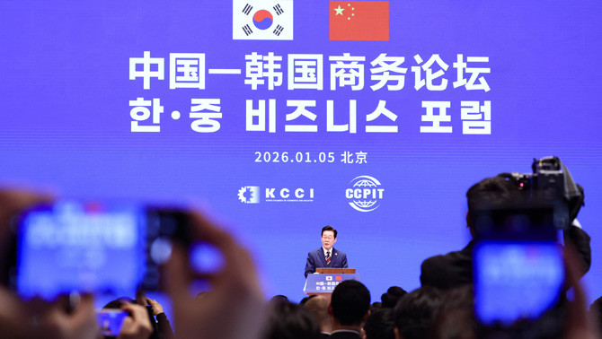 이 대통령은 한중 비즈니스 포럼에서 "한중은 같은 바다를 같은 방향을 향해 함께 항해하는 배와 같은 입장이다"며 "산업공급망 간 연계로 서로 발전에 도움을 주고 글로벌 경제를 선도해 왔다"고 평가했다. ⓒ 연합뉴스