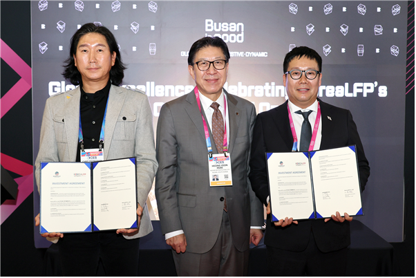 왼쪽부터 크리스 곽 코인베스트 대표, 박형준 부산시장, 황동근 한국엘에프피 대표. ⓒ 부산시