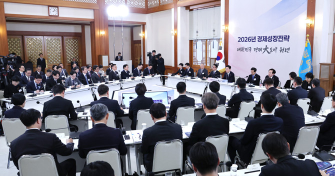 이 대통령은 2026년 경제성장 전략을 국민들에게 전달하기 위해 9일 청와대에서 '2026년 경제성장전략 국민보고회'를 주재했다. ⓒ 연합뉴스