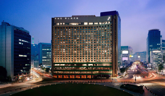 더 플라자 클럽라운지는 도심 전경을 내려다보며 조식과 각종 주류, 다과를 무제한 즐길 수 있다. ⓒ 더 플라자