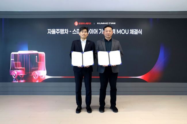 금호타이어와 롯데이노베이트가 20일 금천구 롯데이노베이트 본사에서 자율주행차와 스마트 타이어 기술의 실증 추진을 위한 상호 기술 개선 업무협약을 체결했다. 사진 왼쪽부터 롯데이노베이트 모빌리티부문 윤태은 상무. ⓒ 금호타이어