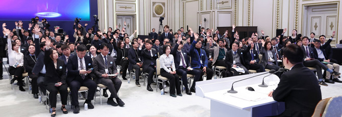 이 대통령은 이날 예정된 90분의 기자회견 시간을 훌쩍 넘긴 약 180분 동안 진행했다. ⓒ 연합뉴스