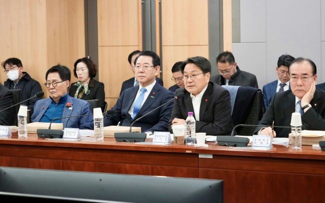 강기정 광주광역시장이 21일 오전 국회의원회관 제2세미나실에서 광주전남 통합 특별법 검토 시도지사-국회의원 2차 조찬 간담회에 참석해 법률안의 핵심 특례 사항과 입법 전략 등을 논의하고 있다. ⓒ 광주광역시