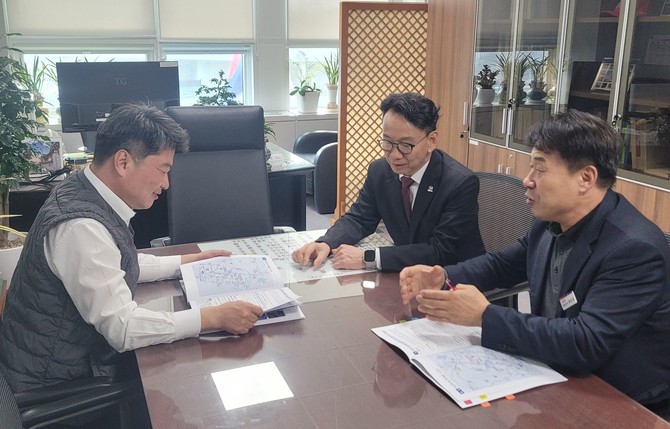 경남도 김명주 경제부지사가 기획예산처를 방문하고 핵심현안을 건의하고 있다. ⓒ 경남도