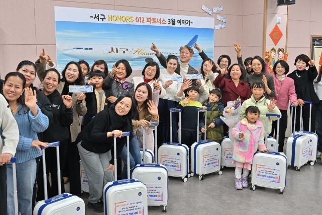 김이강 청장이 지난 13일 '엄마나라 외갓집 방문' 선정 대상자로 선정된 참여자들과 기념 촬영을 하고 있다. ⓒ 서구청