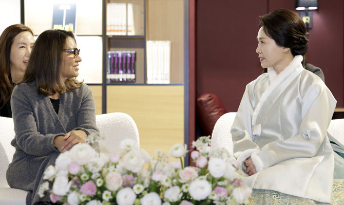 김 여사는 23일 잔자 여사와의 환담에서 지난 토요일 광장시장에서 맞춤 제작한 한복을 선물로 전달했다. ⓒ 연합뉴스