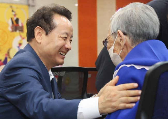 임택 광주 동구청장이 지난해 9월 한국마사회 광주지사 문화 공감홀에서 개최된 ‘사랑해 효(孝)’ 나눔 콘서트에서 지역 어르신과 인사를 나누고 있다. ⓒ 광주 동구청