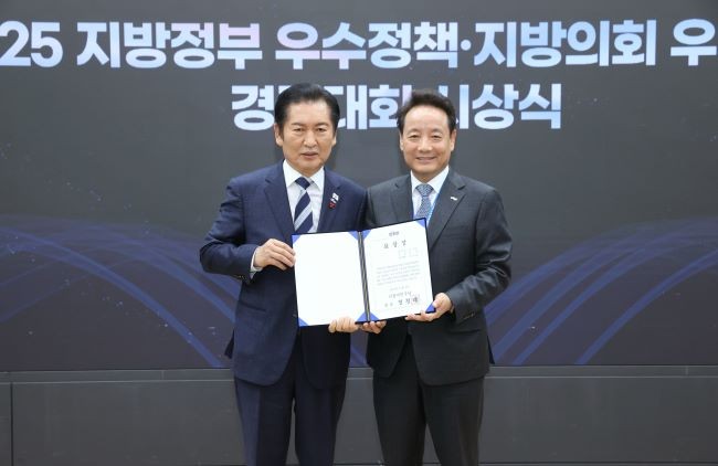 임택 광주 동구청장이 지난해 12월 15일 더불어민주당 참좋은지방정부위원회 주관 ‘2025 지방정부 우수정책·지방의회 우수조례 경진대회’에서 정청래 당 대표로부터 기초자치단체장 부문 최우수 정책상을 수상했다. ⓒ 광주 동구청