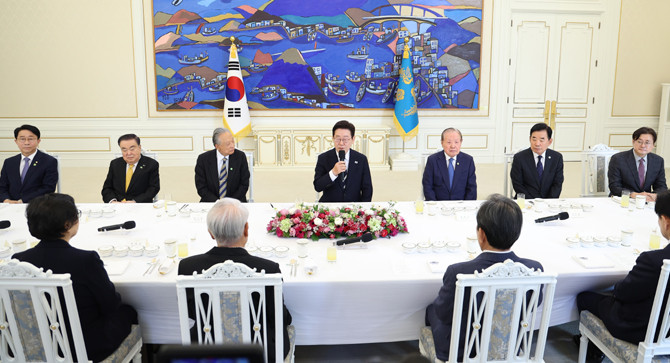 이 대통령은 향후 민주당 상임고문단을 자주 모시는 자리를 마련해 고견을 듣기로 했다. ⓒ 연합뉴스