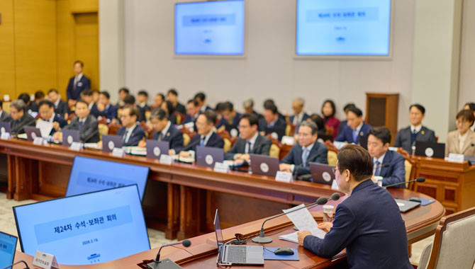 이 대통령은 수석보좌관회의에서 "산불 예방, 또 초기 진압 대책을 철저히 점검하고, 관련 장비 확충도 최대한 서둘러 달라"고 당부했다. ⓒ 청와대