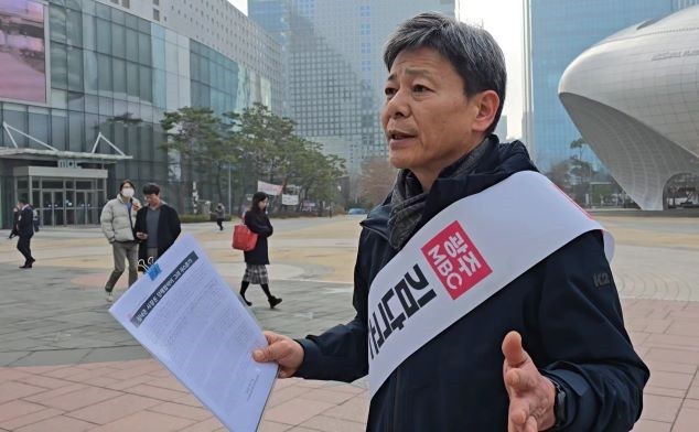 전윤철 노조위원장이 2018년 MBC본부노조와 문화방송 대표이사가 서명한 지역문화방송 임원 중간평가 약속 이행을 촉구하고 있다. ⓒ 광주MBC본부노조