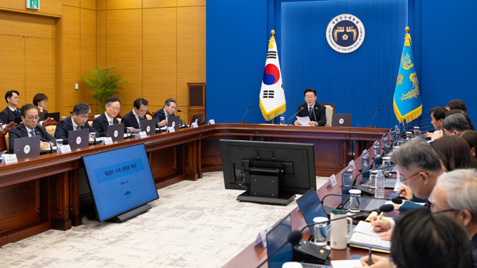 이 대통령은 6일 청와대에서 수석보좌관회의를 주재하며 기름값 바가지 요금에 대해 지적했다. ⓒ 청와대