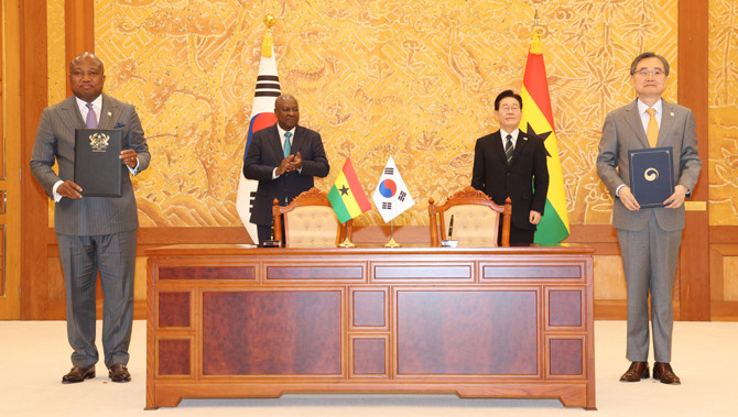 양국 외교부 장관이 '기술·디지털·혁신 개발협력 MOU'를 체결하고 기념촬영을 하고 있다. ⓒ 연합뉴스