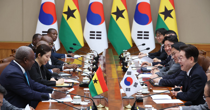 이 대통령과 마하마 가나 대통령은 한국과 가나가 서로의 장점을 활용해 △경제 △안보 △농업 △교육 △문화 △핵심 광물 등 제반 분야에서 양국 국민이 체감할 수 있는 실질 협력 성과를 낼 수 있게 긴밀히 협력하기로 했다. ⓒ 연합뉴스