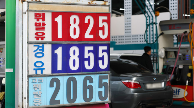 석유 최고가격제가 시행된 13일 전국 주유소 평균 휘발유·경유 가격이 조금씩 하락했다. ⓒ 연합뉴스