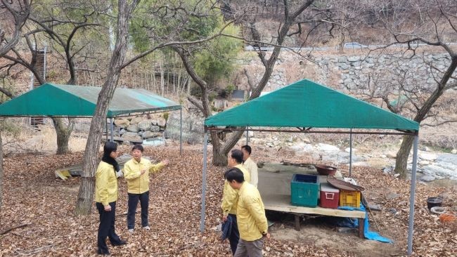 정부의 하천·계곡 구역 내 불법 점용 시설 정비 방침에 발맞춰 현장 밀착 점검을 하고 있는 황명석 행정부지사와 관계자들. ⓒ 경북도