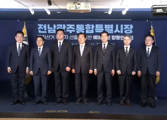 전남광주통합특별시장 예비후보 합동연설회 모습. 좌측부터 김영록, 강기정, 정준호, 주철현, 신정훈, 민형배, 이병훈. ⓒ오마이TV 갈무리