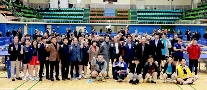 보령시탁구협회가 주최·주관하고 보령시가 후원한 '제6회 만세보령머드배 전국 생활체육 탁구대회'를 개최 후 단체 기념촬영을 하고 있다. ⓒ 보령시
