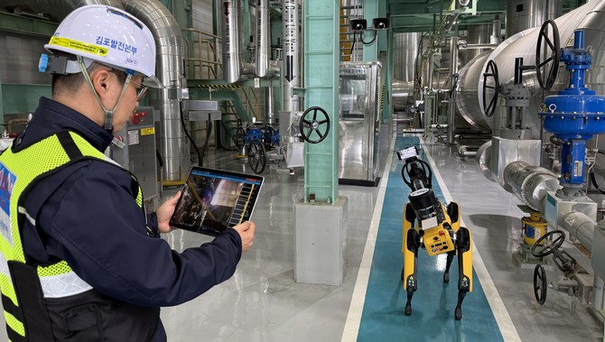 한국서부발전은 지능형 자율점검 4족 보행 로봇을 한국형 가스터빈이 설치된 김포발전본부의 발전설비 감시 업무에 투입하고 있다. ⓒ 서부발전