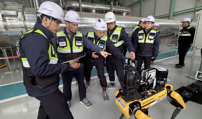 이정복 서부발전 사장(왼쪽 두번째)이 지능형 자율점검 4족 보행 로봇 투입 현장을 점검하고 있다. ⓒ 서부발전