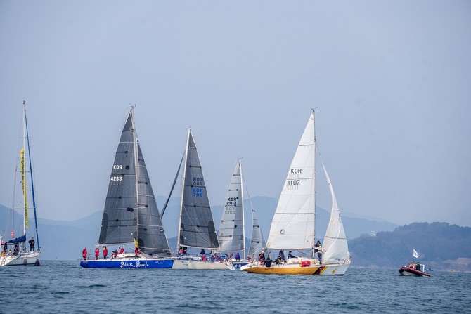 창원시가 진해구 진해명동마리나항만 일원에서 '제3회 창원특례시장배 전국 요트대회'를 개최하고 있는 모습. ⓒ 창원시