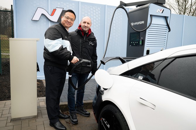 왼쪽부터 박준우 현대차 N매니지먼트실장(상무), 잉고 뵈더(Ingo Böder) 뉘르부르크링 CEO. ⓒ 현대자동차