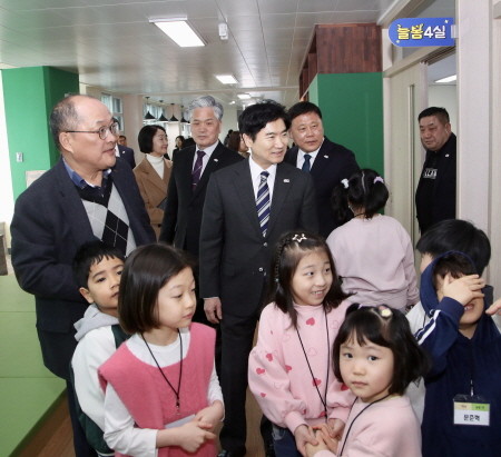 김대중 전남교육감과 관계자, 학생들이 영암 삼호서초 별관동에 문을 연 영암늘봄꿈터 시설을 둘러보고 있다. ⓒ 전남교육청