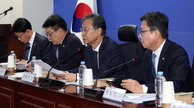 유동수 더불어민주당 중동사태 경제 대응 TF 단장(오른쪽 두 번째)이 16일 국회 의원회관에서 열린 중동사태 경제 대응 TF 2차 회의에서 인사말을 하고 있다. ⓒ 연합뉴스
