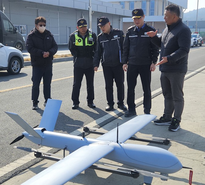 수직이착륙형 무인기(VTOL) 재원 설명을 듣고있는 이근영 보령해양경찰서장. ⓒ 보령해경