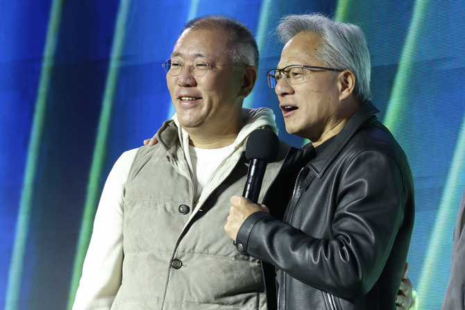 젠슨 황 엔비디아 최고경영자와 정의선 현대차그룹 회장이 지난해 열린 엔비디아 그래픽카드(GPU) 지포스 출시 25주년 행사에서 단상에 올라 있는 모습. ⓒ 연합뉴스