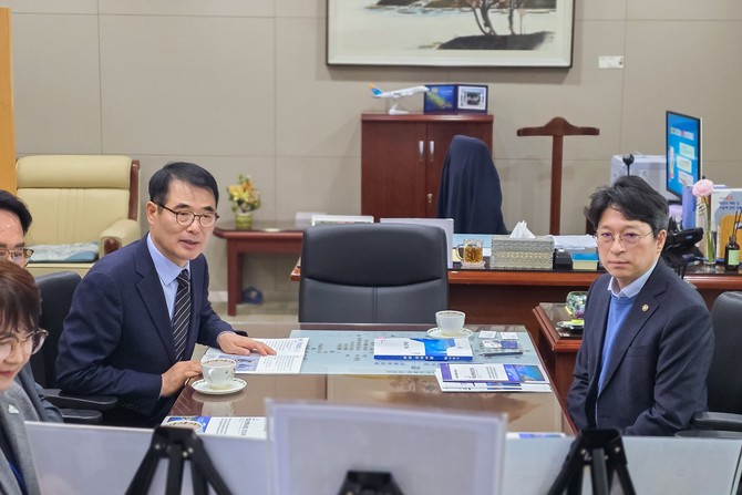 장충남 군수(좌측)가 국토부를 방문해 홍지선 국토부 제2차관(우측)과 도로·철도 분야 현안을 논의하고 있다. ⓒ 남해군