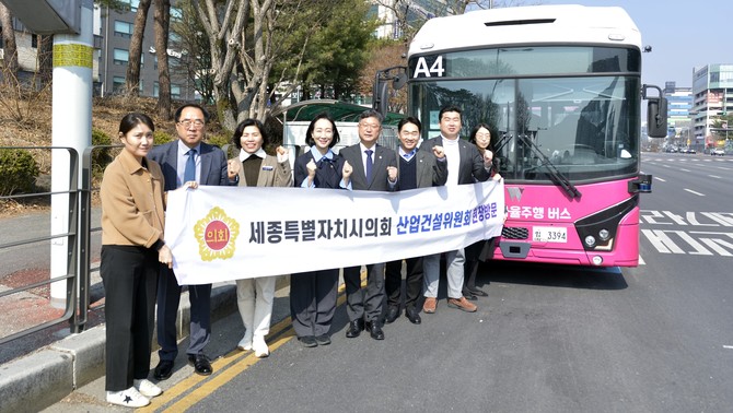 지난 16일 2026년 산업건설위원회 현장 방문 후 기념촬영을 하고 있다. ⓒ 의회사무국