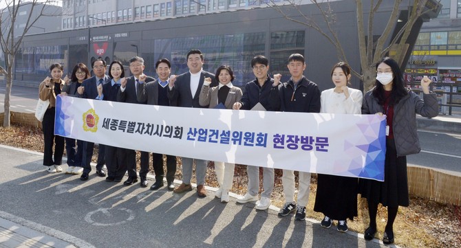 지난 16일 2026년 산업건설위원회 현장 방문 후 기념촬영을 하고 있다. ⓒ 의회사무국