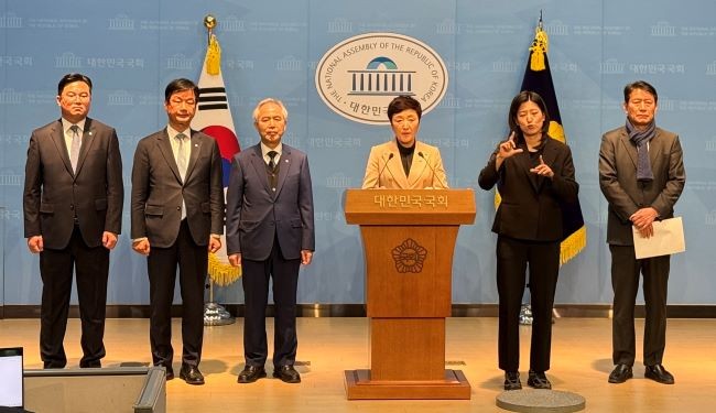 더불어민주당 광주 지역 국회의원들이 16일 오후 국회 소통관에서 광주 시민의 대표성 확보를 위해 광역의원 정수 조정 논의를 촉구하는 공동 성명을 발표하고 있다. ⓒ 연합뉴스